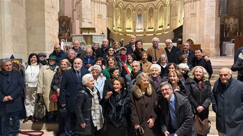 Foto di una comunità neocatecumenale durante una celebrazione