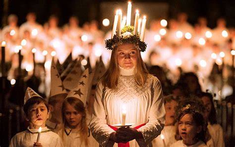 Illustrazione o foto della tradizione svedese di Santa Lucia con bambine vestite di bianco e candele.