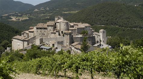 Veduta panoramica del borgo di Vallo di Nera e del paesaggio della Valnerina