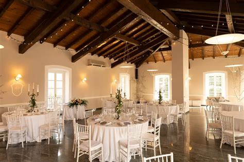 Interno di una sala ricevimenti elegante e versatile, ideale per un battesimo