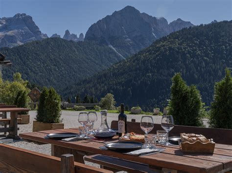 Foto panoramica dell'Albergo Ristorante Al Fratè da Streza a Madonna di Campiglio con le Dolomiti sullo sfondo