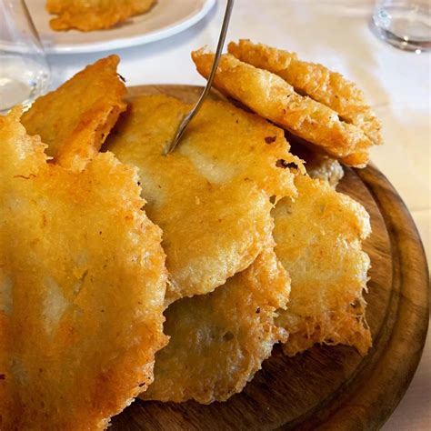 Piatto tipico di montagna come il Tortel di Patate servito in un ambiente tradizionale del ristorante