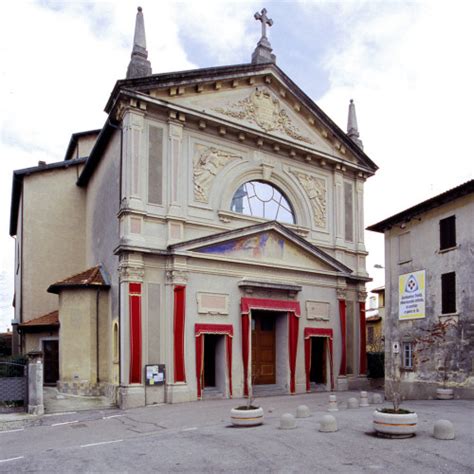 Foto della facciata del Santuario della Santissima Trinità Misericordia di Maccio