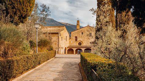 Monastero medievale ispirato a San Damiano