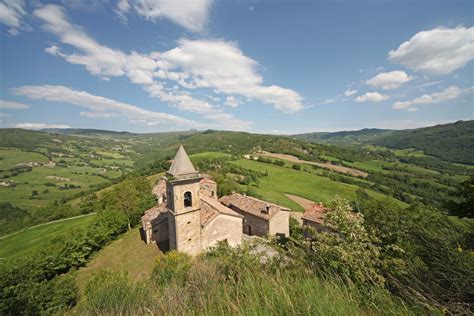 foto di Sveva della Trinità nell'eremo di Bascio di Pennabilli o paesaggio montano con l'eremo