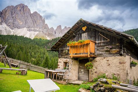 foto di un eremo di montagna con Paola o di Paola intenta in attività quotidiane nella natura