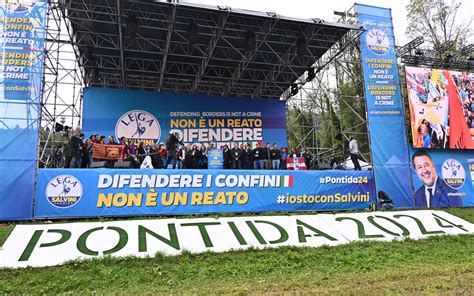 Foto di un raduno politico statunitense in cui i partecipanti pregano con le mani alzate