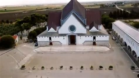 Interno del Santuario della Madonna Incoronata di Foggia con la statua della Madonna Nera