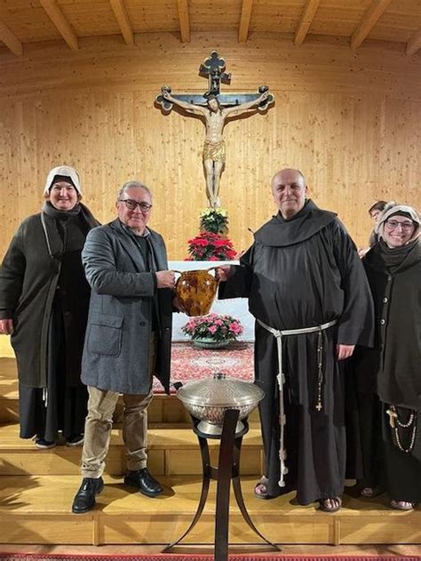 Lampada votiva con olio benedetto all'interno del Santuario