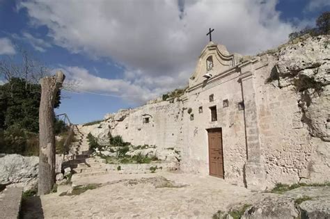 Esterno della chiesa rupestre della Madonna Incoronata nella Valle Sant'Oronzo