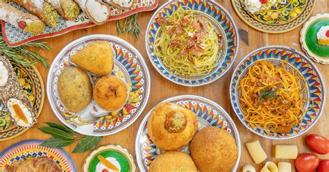 Piatto di specialità siciliane servito in un ristorante