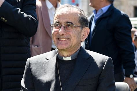 Una foto di gruppo dei 29 neo-ordinati sacerdoti con l'Arcivescovo Mario Delpini.