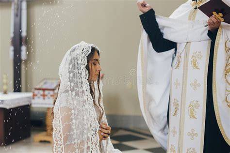 sacerdote che benedice una casa con acqua santa