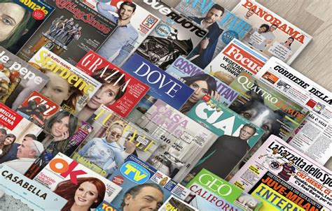 Pile di riviste di varie tematiche, inclusa arte e viaggi