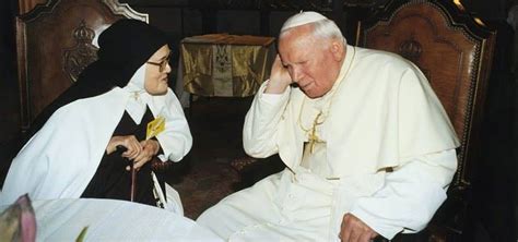 Foto di Suor Lucia Dos Santos da anziana, mentre scrive