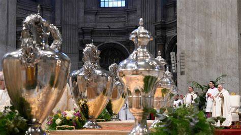 Chiesa moderna che celebra la Messa di Pentecoste