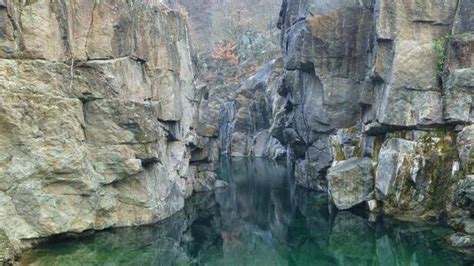 Illustrazione del Canyon di Molare, con le sue pareti rocciose e acque profonde