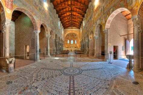 Foto del chiostro interno dell'Abbazia di Pomposa con il pozzo