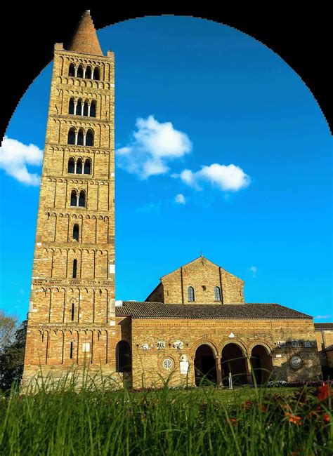 Vista esterna della Chiesa di Santa Maria e il campanile dell'Abbazia di Pomposa