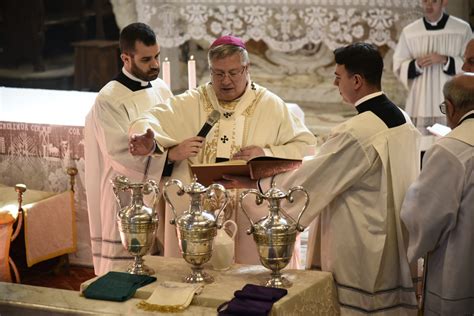 Vescovo che benedice gli oli sacri durante la Messa Crismale