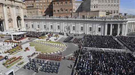 Piazza San Pietro gremita durante una celebrazione papale