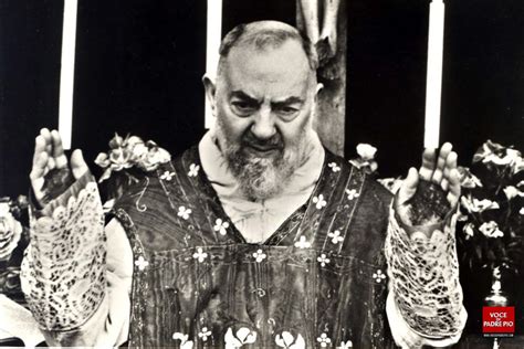 Foto storica di Padre Pio con le stimmate alle mani