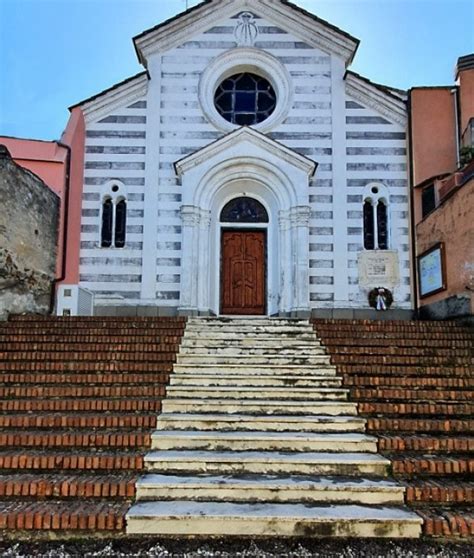 Foto della Chiesa di Santa Croce a Moneglia con particolari architettonici