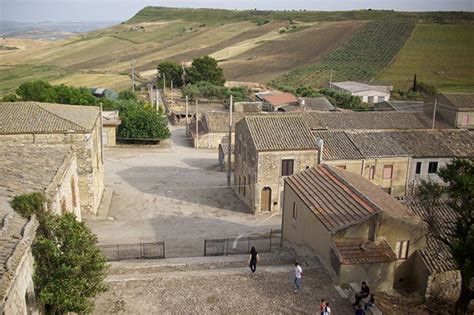 panoramica del borgo di Santa Rita con il forno in primo piano
