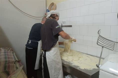 Maurizio Spinello al lavoro nel forno con le mani nella pasta