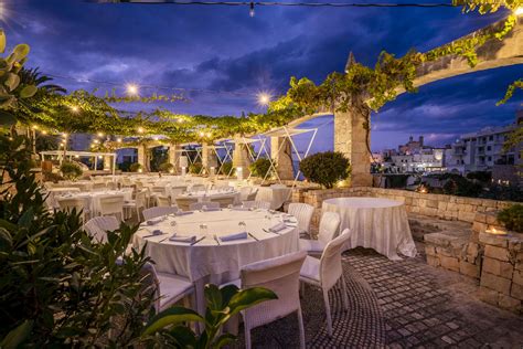 vista della terrazza esterna del Forno Santa Rita con tavoli per i clienti