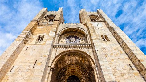 Veduta esterna della Cattedrale di Lisbona con elementi architettonici romanici e gotici