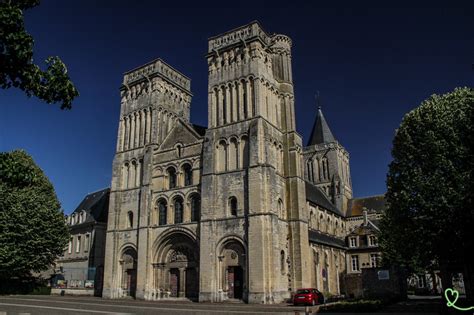 Foto esterna dell'Abbaye aux Dames di Caen con le sue torri