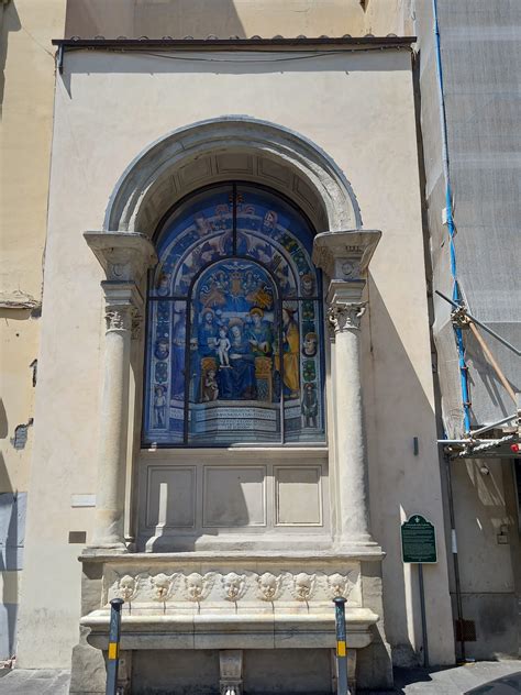 Dettaglio del tabernacolo o delle vetrate della chiesa di Regina Pacis