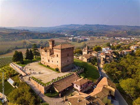 Foto aerea del castello di Del Carretto o del paesaggio delle Langhe