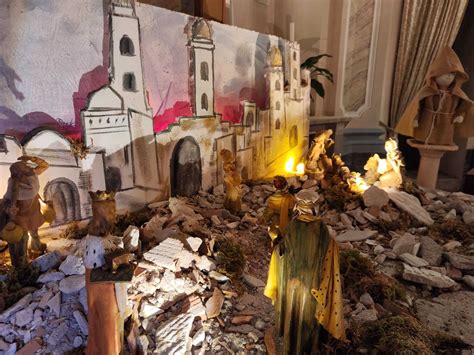 Recupero di frammenti di un crocifisso tra le macerie di una chiesa dopo un terremoto