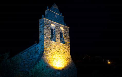 Foto notturna della chiesa parrocchiale di Ombriano con dettagli di sicurezza come luci e telecamere