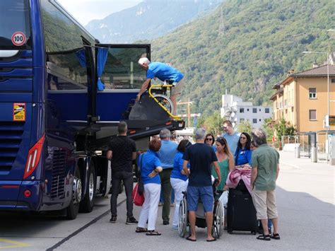 Volontari che assistono i pellegrini a Lourdes