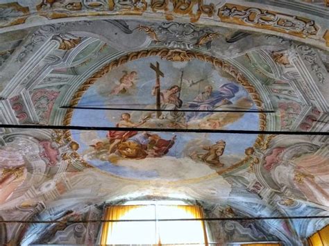 dettaglio di un affresco con animali nel coro delle monache