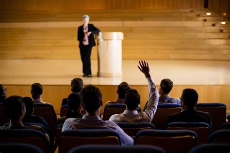Corine Maitte durante una conferenza accademica o un seminario