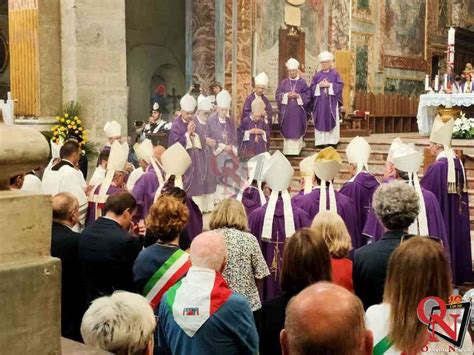 Foto di Monsignor Luigi Schiatti durante una celebrazione