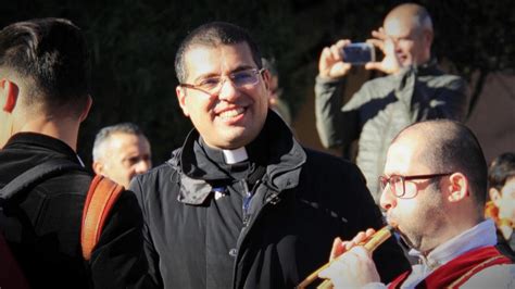 Rappresentazione artistica di un sacerdote che guida i giovani