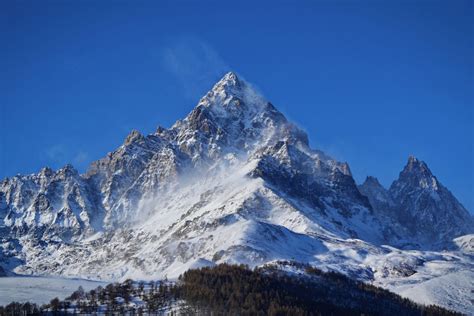 Vista panoramica dalla balconata con fontana, che mostra la sagoma del Monviso