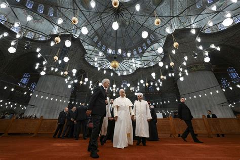 Fotografia di Benedetto XVI nella Moschea Blu di Istanbul