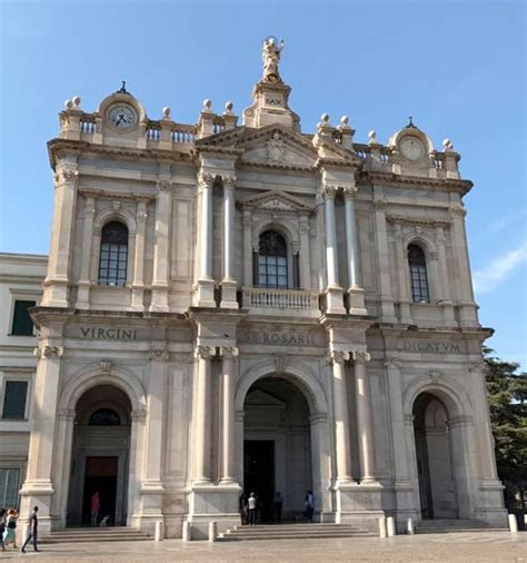 Disegno o infografica che mostra la pianta originale del Santuario di Pompei a confronto con la sua struttura ampliata.