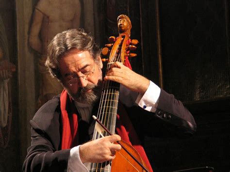 Ritratto di Jordi Savall con viola da gamba