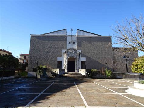 Foto esterna della Chiesa di San Vito a Torella dei Lombardi, con dettagli del portale e delle lapidi.