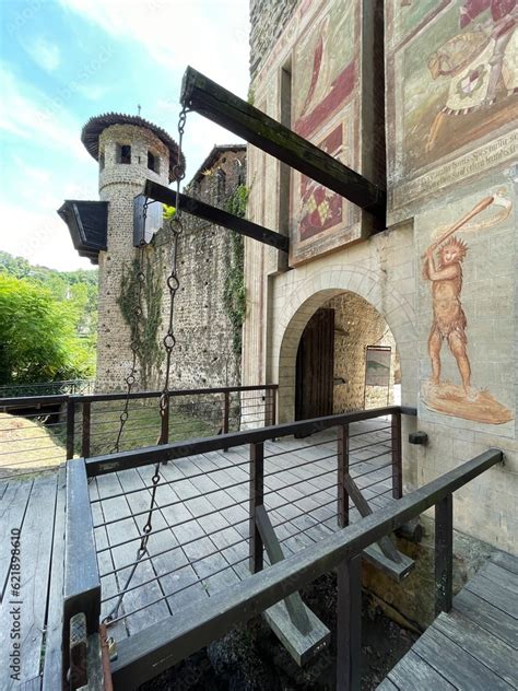 Foto della torre merlata con ponte levatoio dell'Abbazia di Monte Oliveto Maggiore
