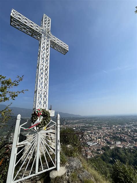 Croce di vetta del Monte Altare con vista panoramica su Vittorio Veneto