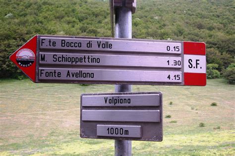 Segnaletica del sentiero V12 sul Monte Altare