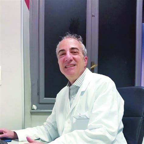 Ritratto professionale del Professor Luigi Cataldi in camice medico